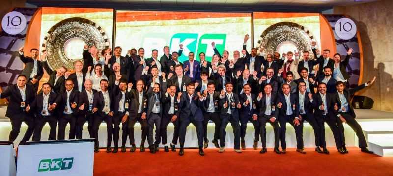 Sichtlich stolz zelebriert das BKT-Team das zehnjährige Jubiläum der Earthmax Reifen für Erdbewegung und umringt Vorstandsvorsitzenden Arvind Poddar (oben in der Mitte). | Foto: BKT Sichtlich stolz zelebriert das BKT-Team das zehnjährige Jubiläum der Earthmax Reifen für Erdbewegung und umringt Vorstandsvorsitzenden Arvind Poddar (oben in der Mitte). | Foto: BKT