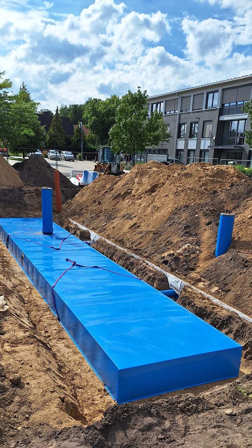 In der Wedemark werden zwei gleich große Zisternen miteinander verbunden, um auf ein Speichervolumen von 40 m3 zu kommen. Im Bild an der rechten Längsseite der Box zu sehen ist das Anschlussrohr für die zweite, bereits mit Erde bedeckte KS-Bluebox. | Foto: Funke Kunststoffe GmbH