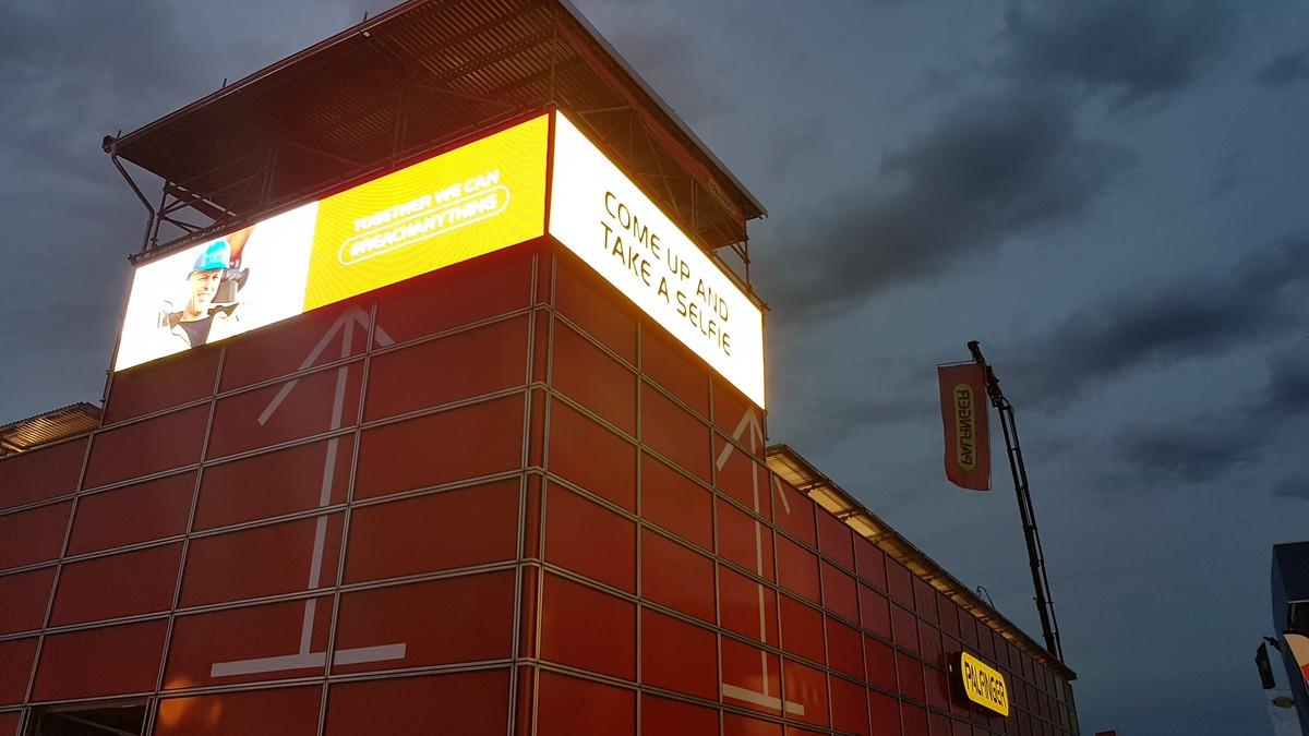 Zwar bot die Messe München diesmal keinen Selfieturm an, aber Palfinger sorgte für Abhilfe. | Foto: B_I/bb