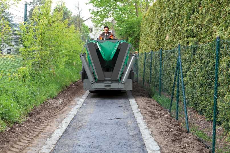 Zweifach faltbar: Der Materialbehälter des SUPER 800-5 P ermöglicht dem Bediener eine uneingeschränkte Sicht nach vorne. Das Rangieren und Verladen des neuen Strich-5-Fertigers werden damit deutlich einfacher. | Foto: Vögele