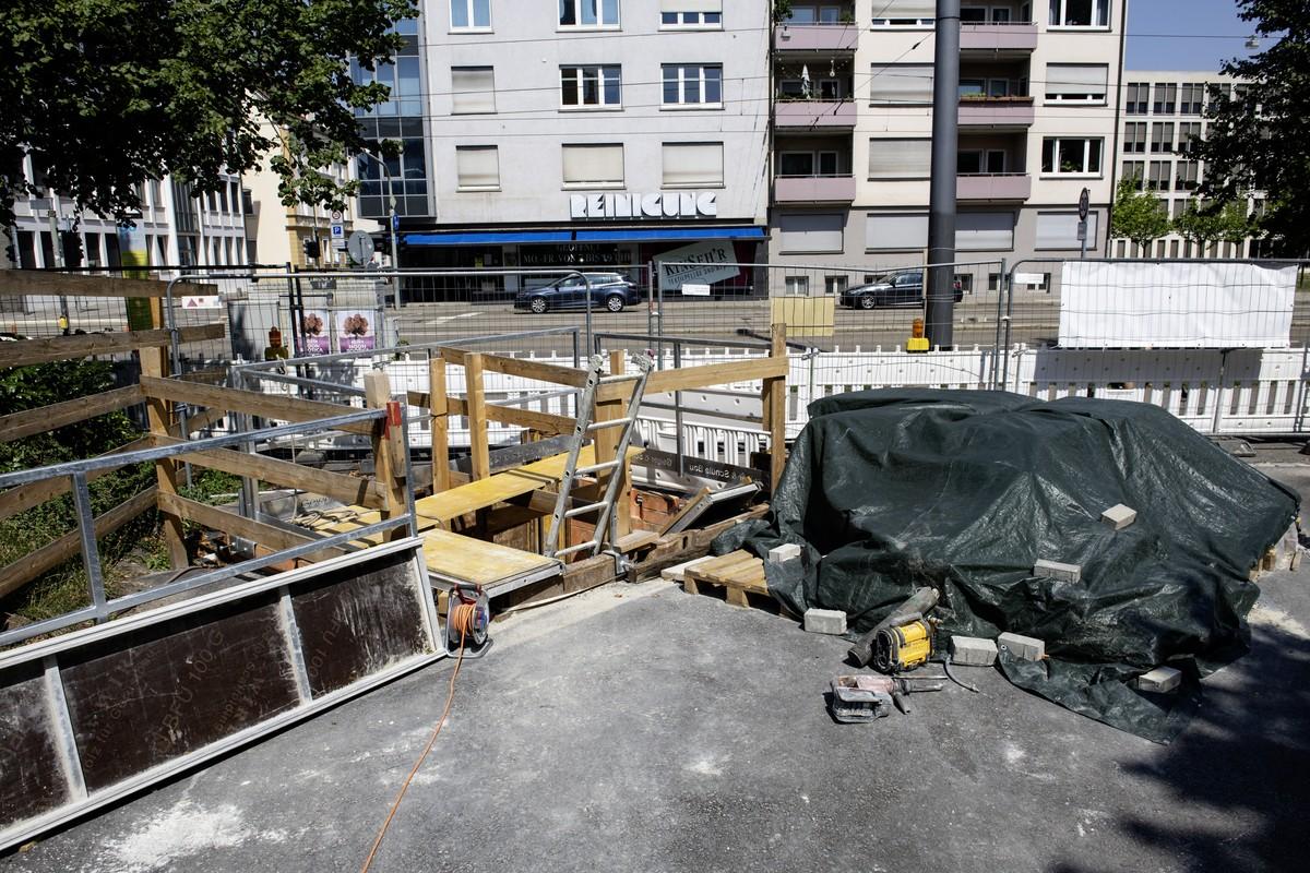 Ein neuer Einstiegsschacht in Höhe des Landgerichts ermöglicht die Sanierungsarbeiten unabhängig vom Straßenbahnbetrieb. | Foto: Andreas Mauritz, Jockgrim