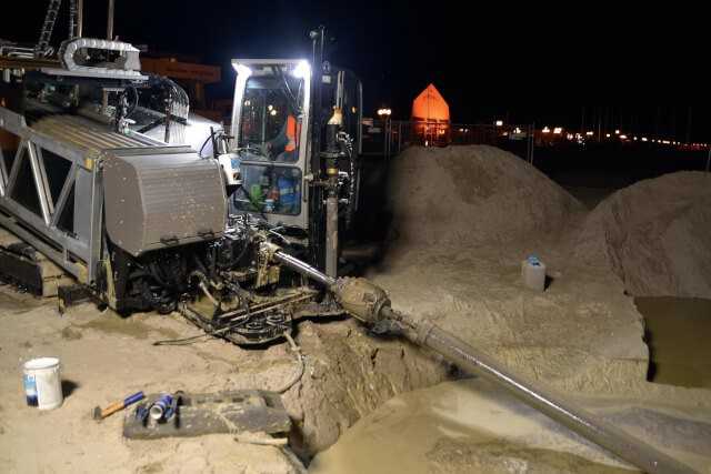 Geschafft: Ankunft des Backreamers mit dem angehängten neuen Rohrstrang, der nun das Wasser der neuen Meerwasserentnahmestelle in die Grömitzer Welle transportiert. | Fotos: Tracto-Technik