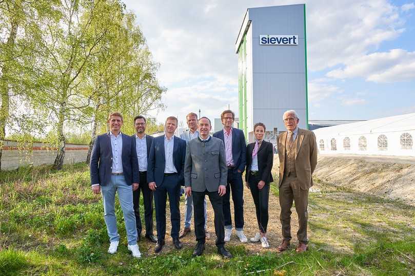 Zu sehen (v.r.n.l.): Andreas Mossandl, Geschäftsführer von Karl Mossandl, Christian Schwarck, Vorstand und CFO der Sievert SE, Jens Günther, Vorstandsvorsitzender und CEO der Sievert SE, Niklas Sievert, stellvertretender Vorsitzender des Aufsichtsrats und Gesellschafter der Sievert SE, Hubert Aiwanger, stellvertretende Bayerische Ministerpräsident und Staatsminister für Wirtschaft, Energie und Technologie, Gerrit Sievert, Aufsichtsrat und Gesellschafter Sievert SE, Elsken Herchenröder, Leiterin Marketing & Kommunikation/Director Marketing & Communication der Sievert SE, Prof. Dr. Hans-Wolf Sievert, Ehrenvorsitzender des Aufsichtsrats und Gesellschafter der Sievert SE | Foto: Sievert SE Zu sehen (v.r.n.l.): Andreas Mossandl, Geschäftsführer von Karl Mossandl, Christian Schwarck, Vorstand und CFO der Sievert SE, Jens Günther, Vorstandsvorsitzender und CEO der Sievert SE, Niklas Sievert, stellvertretender Vorsitzender des Aufsichtsrats und Gesellschafter der Sievert SE, Hubert Aiwanger, stellvertretende Bayerische Ministerpräsident und Staatsminister für Wirtschaft, Energie und Technologie, Gerrit Sievert, Aufsichtsrat und Gesellschafter Sievert SE, Elsken Herchenröder, Leiterin Marketing & Kommunikation/Director Marketing & Communication der Sievert SE, Prof. Dr. Hans-Wolf Sievert, Ehrenvorsitzender des Aufsichtsrats und Gesellschafter der Sievert SE | Foto: Sievert SE