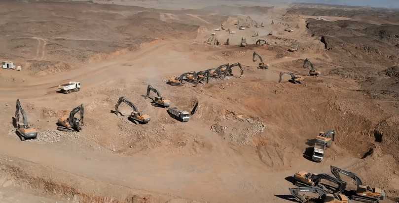 Baustart im Oktober: Etliche Volvo-Raupenbagger sind im Einsatz beim Bauprojekt Neom - The Line. | Foto: Top Luxury Baustart im Oktober: Etliche Volvo-Raupenbagger sind im Einsatz beim Bauprojekt Neom - The Line. | Foto: Top Luxury