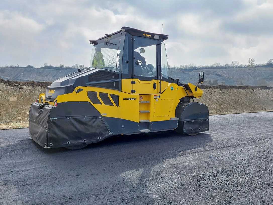 Bomag BW 18 RH: Gummiradwalze der 18-t-Klasse im Fokus Bomag BW 18 RH: Gummiradwalze der 18-t-Klasse im Fokus