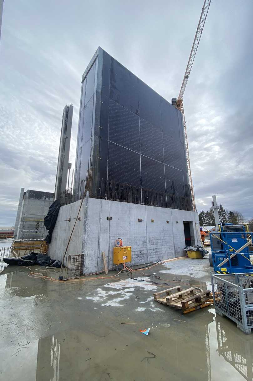 Anstelle von fünf Takten von rund sechs Metern Höhe stellte das Züblin-Team die Kernschalung in den Treppenhäusern auf drei Takte à ca. 9,30 Meter Höhe um. | Foto: Ulma Construction GmbH Anstelle von fünf Takten von rund sechs Metern Höhe stellte das Züblin-Team die Kernschalung in den Treppenhäusern auf drei Takte à ca. 9,30 Meter Höhe um. | Foto: Ulma Construction GmbH