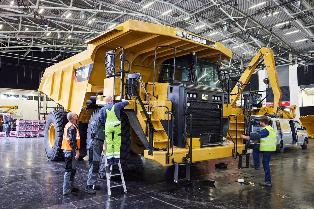 Auch bei Zeppelin ist das Setup-Team fleißig. Der Muldenkipper 775G von Caterpillar steht schon. | Foto: Messe München Auch bei Zeppelin ist das Setup-Team fleißig. Der Muldenkipper 775G von Caterpillar steht schon. | Foto: Messe München