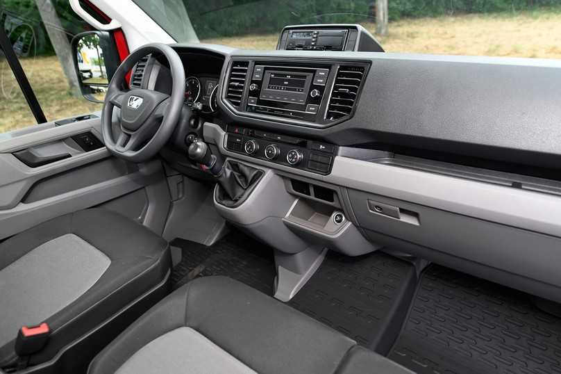 Übersichtlich und funktionell zeigt sich das Armaturenbrett im 5,5-Tonner mit Einzelkabine und Doppelbeifahrersitzbank. | Foto: QUATEX Übersichtlich und funktionell zeigt sich das Armaturenbrett im 5,5-Tonner mit Einzelkabine und Doppelbeifahrersitzbank. | Foto: QUATEX