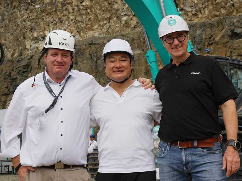 Gemeinsam mit Europa-Geschäftsführer Takemichi Hirakawa (Mitte) freuen sich Max Thomas, Thomas Baumaschinen und D-A-CH-Vertriebsleiter Hanns Markus Renz (re.) über den erfolgreichen steinexpo-Auftritt von Kobelco. | Foto: Kobelco