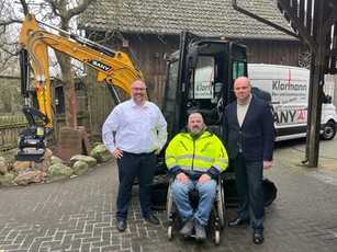 Minibagger fĂŒr MaschinenfĂŒhrer mit QuerschnittslĂ€hmung umgebaut