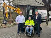 Minibagger für Maschinenführer mit Querschnittslähmung umgebaut