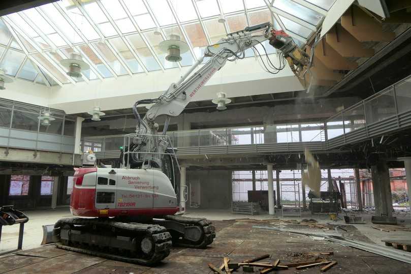 Zum Rückbau der Innenverkleidungen wird eine 600-kg-Schere verwendet. Das Kuppeln der Hydraulikleitungen dauert eine Minute. | Foto: Wilhelm Schäfer