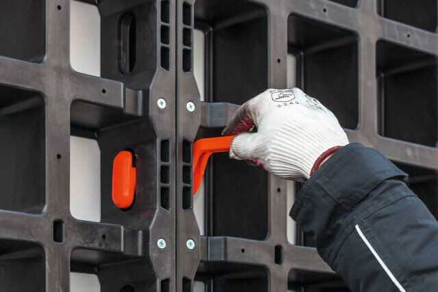 Fast alle Arbeiten lassen sich ohne Werkzeug ausführen. Die Arbeitsschritte sind leicht verständlich, auch weniger erfahrene Anwender von Systemschalungen können schnell und effizient mit Duo arbeiten.