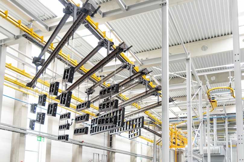 Blick in die Weißenhorner Werkshalle: In einem Tauchverfahren werden die Schalungsrahmen und andere Bauteile mit der „Periskin“ nahtlos beschichtet. | Foto: Peri Blick in die Weißenhorner Werkshalle: In einem Tauchverfahren werden die Schalungsrahmen und andere Bauteile mit der „Periskin“ nahtlos beschichtet. | Foto: Peri