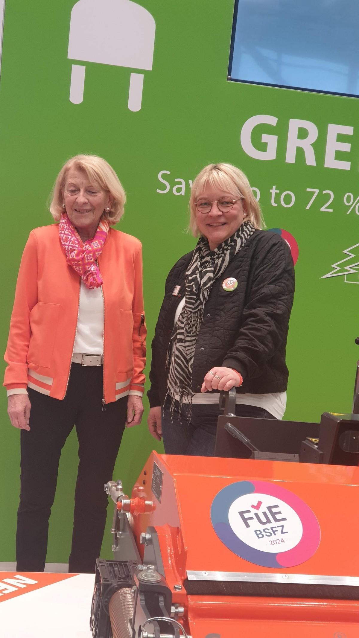 Ursula Behrens und Sonja Koopmann feiern das 85-jährige bema Jubiläum auf der bauma. | Foto: B_I MEDIEN/bh