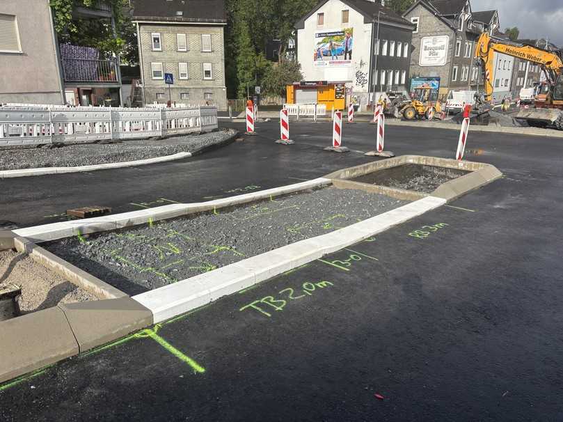 Mit der Bordstein-Klebetechnik der Firma Meudt ließen sich die Verkehrsinseln nach Unternehmensangaben in vergleichbar kurzer Bauzeit herstellen. | Foto: PlusPlan Ingenieure