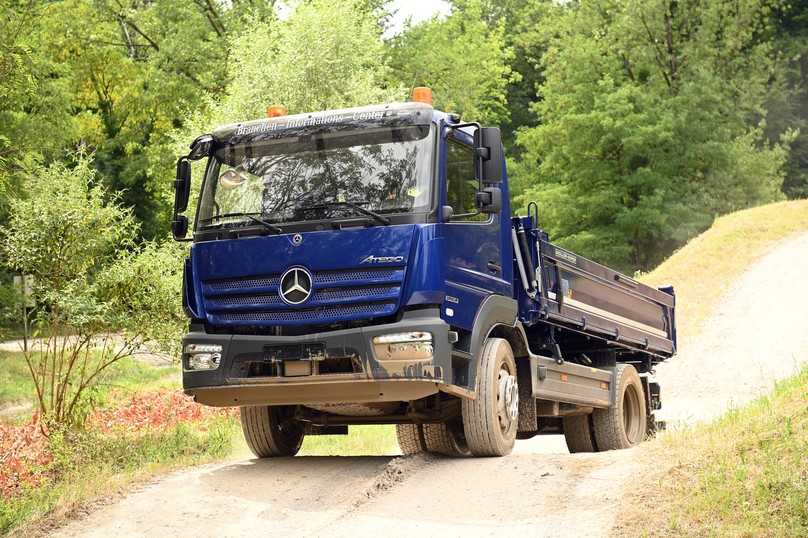 Oldie but Goldie: Der Mercedes Atego ist schon tüchtig in die Jahre gekommen, leistet aber noch immer gute Dienste im Mercedes-Bauprogramm. | Foto: QUATEX