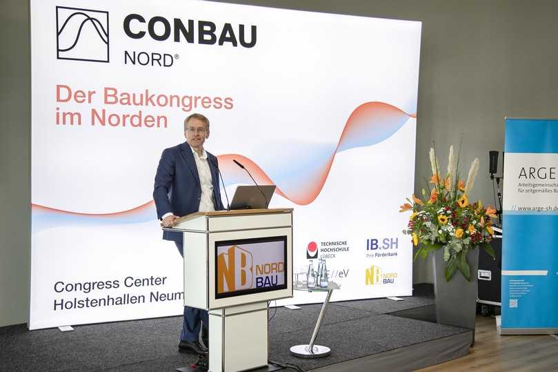 Daniel Günther (CDU), Ministerpräsident von Schleswig-Holstein, sprach auf der Nordbau 2026 von einer Bauoffensive für Schleswig-Holstein, die gezielt im  Wohnungs-, Straßen- und Radwegebau wirken soll. | Foto: Holstenhallen Neumünster – NordBau – SixConcept