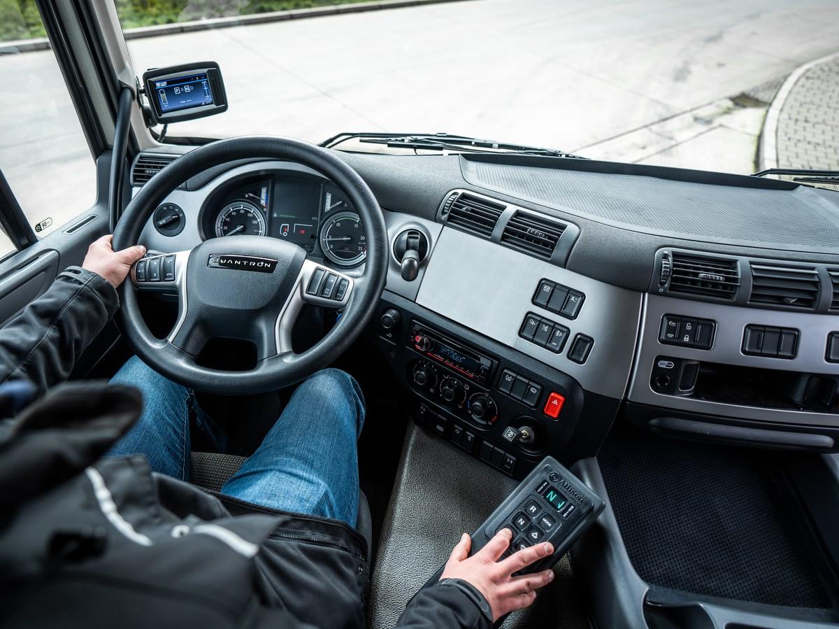 Innen ist die Verwandtschaft zum DAF CF nicht zu leugnen. Den jeweiligen Fahrmodus gibt der Fahrer am Lenkrad über Tastschalter in einer separaten Konsole vor. | Foto: Quantron AG