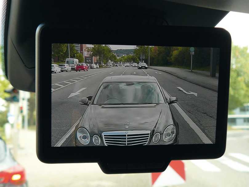 Blick zurück beim Fahrtest: Kamera hoch auf dem Heck, drinnen Monitor statt Innenspiegel mit gestochen scharfem Bild. | Foto: Randolf Unruh Blick zurück beim Fahrtest: Kamera hoch auf dem Heck, drinnen Monitor statt Innenspiegel mit gestochen scharfem Bild. | Foto: Randolf Unruh