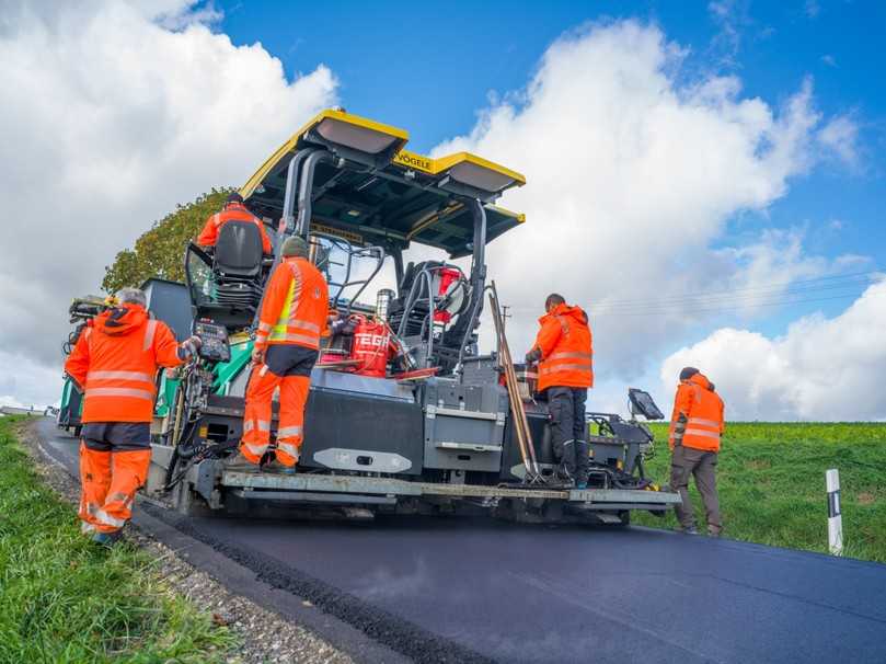 Der Super 2100-5i übernahm sowohl den Einbau der BSM-Schicht als auch den Deckschichteinbau. | Foto: Wirtgen Der Super 2100-5i übernahm sowohl den Einbau der BSM-Schicht als auch den Deckschichteinbau. | Foto: Wirtgen