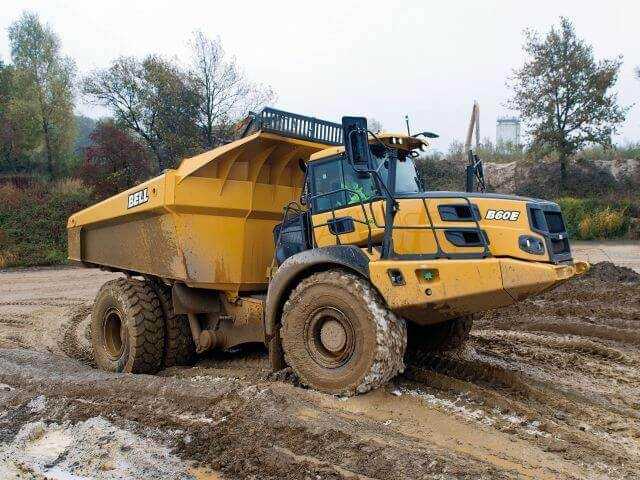 Bell-Muldenkipper tourt durch Steinbrüche