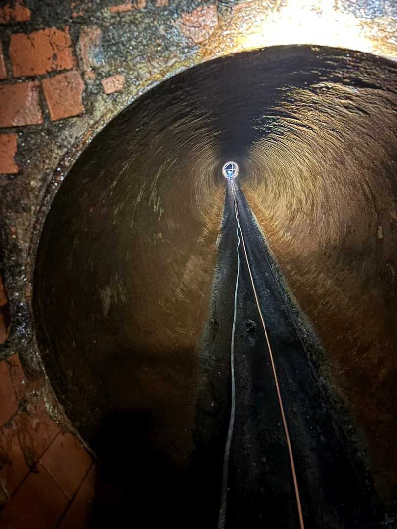 Manuelles hydromechanisches Entfernen der auf der Korrosionsschutzschicht anhaftenden Ablagerungen – Zustand der DN1000-Leitung nach der Reinigung und Vorbereitung für den Linereinbau. | Foto: RelineEurope Manuelles hydromechanisches Entfernen der auf der Korrosionsschutzschicht anhaftenden Ablagerungen – Zustand der DN1000-Leitung nach der Reinigung und Vorbereitung für den Linereinbau. | Foto: RelineEurope