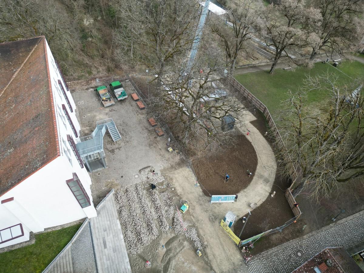 Der Eingangsbereich „Bockshof“ auf Stadtseite: Hier wurden viele hundert Quadratmeter Pflaster verlegt. | Foto: Schöppler