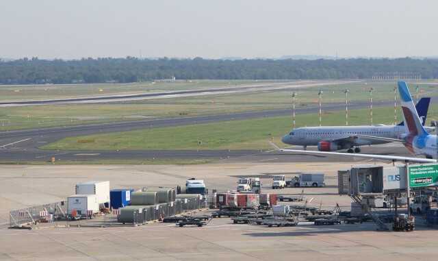 Beengte Platzverhältnisse: Die Amiblu GFK-Rohre wurden auf einer speziell ausgewiesenen Fläche zwischen den Flugzeugen auf dem Rollfeld gelagert. | Foto: Amiblu Beengte Platzverhältnisse: Die Amiblu GFK-Rohre wurden auf einer speziell ausgewiesenen Fläche zwischen den Flugzeugen auf dem Rollfeld gelagert. | Foto: Amiblu