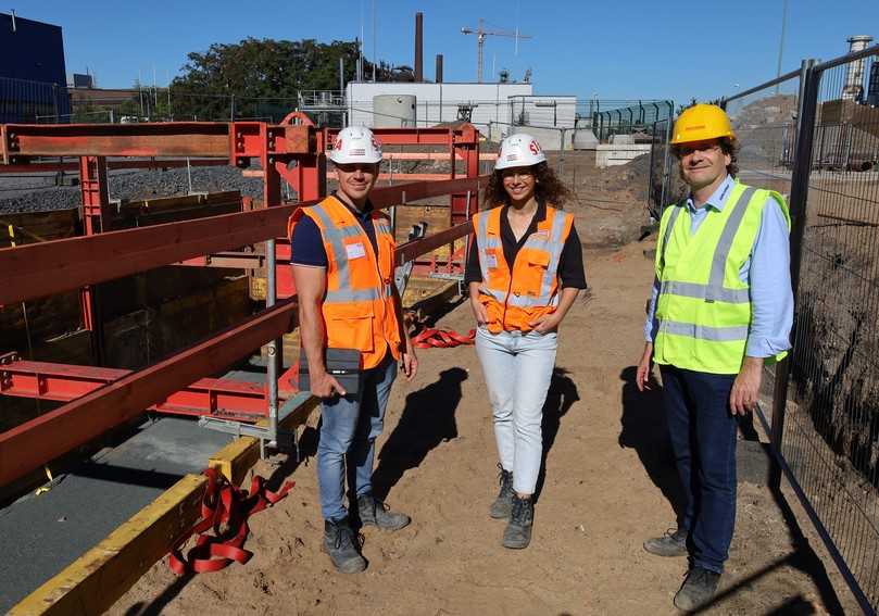 Erfolgreiche Zusammenarbeit in Duisburg: (v.l.n.r.) Lars Kluwe und Harisa Hodzic Macak von Strabag verantworteten die Bauleitung – hier im Gespräch mit Martin Echelmeyer, der bei Euro Verbau für den Vertrieb West verantwortlich ist. | Foto: Thomas Masuch/Zikomm Erfolgreiche Zusammenarbeit in Duisburg: (v.l.n.r.) Lars Kluwe und Harisa Hodzic Macak von Strabag verantworteten die Bauleitung – hier im Gespräch mit Martin Echelmeyer, der bei Euro Verbau für den Vertrieb West verantwortlich ist. | Foto: Thomas Masuch/Zikomm