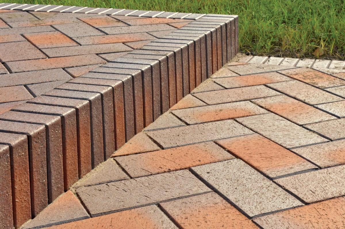 Keperverband für den Weg, senkrecht stehende Pflasterklinker für die Stufe: der kreativen Gestaltung mit Klinkern sind kaum Grenzen gesetzt. | Foto: Vandersanden