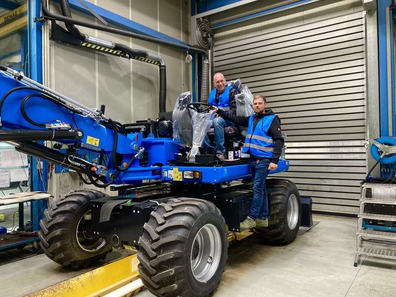 Die Decker GmbH verband den Yanmar-Bagger B110W mit einer Anbau-Arbeitsbühne und nahm mehrere Umbauten an Hydraulik und Elektrik vor. | Foto: Yanmar Die Decker GmbH verband den Yanmar-Bagger B110W mit einer Anbau-Arbeitsbühne und nahm mehrere Umbauten an Hydraulik und Elektrik vor. | Foto: Yanmar