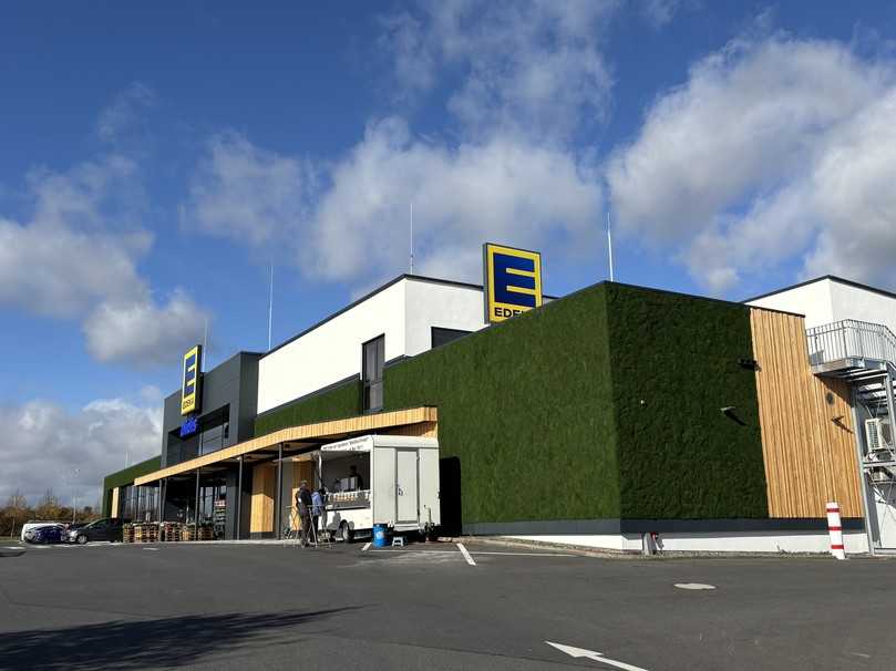 Moos auf 160 Quadratmetern: Front des Edeka-Markts Didis in Kürnach bei Würzburg. | Foto: Meeco Communication Services