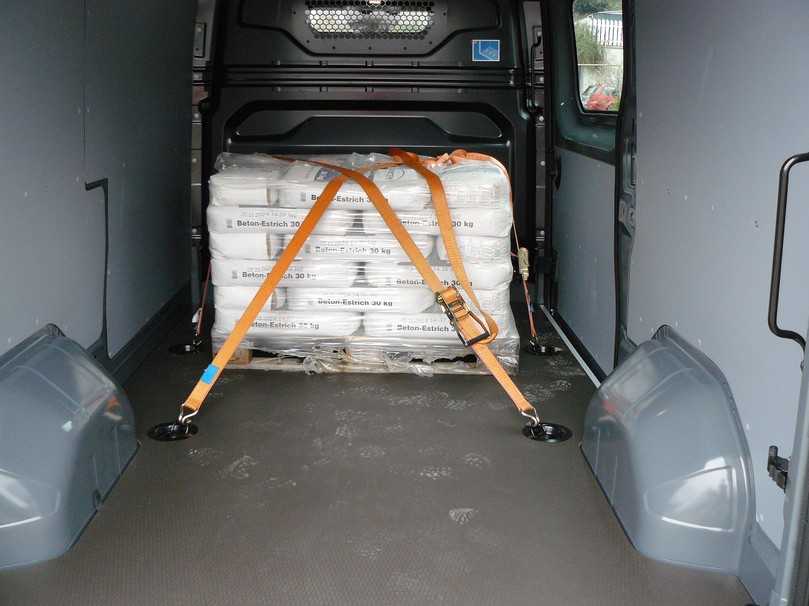 Bitte einpacken: üppige Nutzlast, Boden und Zurrösen stabil. | Foto: Randolf Unruh Bitte einpacken: üppige Nutzlast, Boden und Zurrösen stabil. | Foto: Randolf Unruh