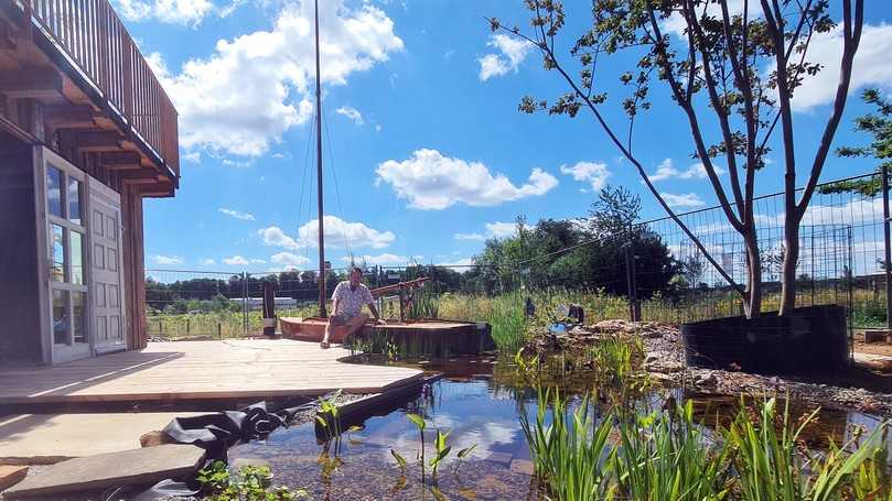 Mike Adriaans hat ein Biotop und ein Segelboot in seinen Schaugarten integriert. | Foto: LGS Ellwangen