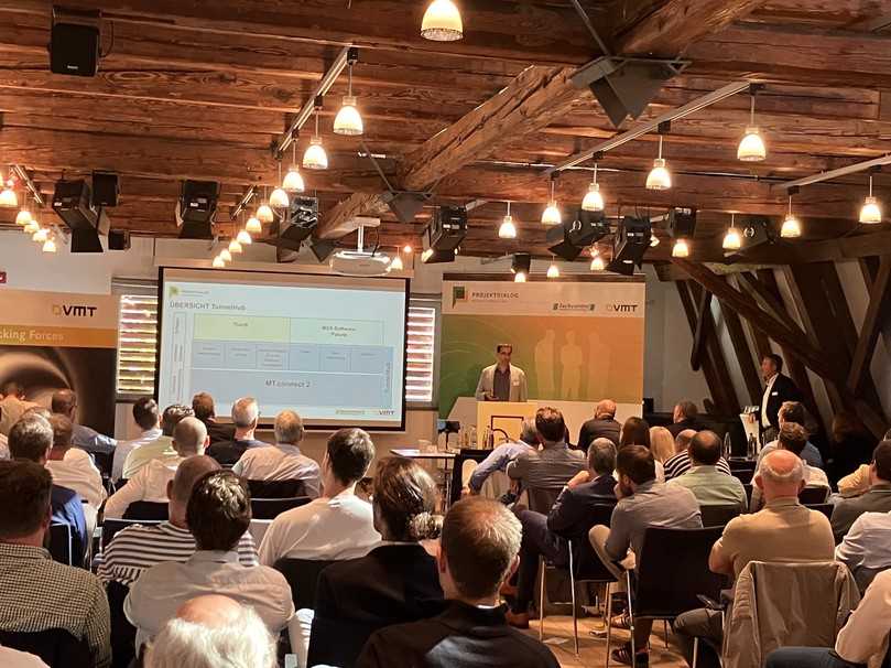 Dr. Stefan Trümpi und Jürgen Göckel nutzten den diesjährigen Projektdialog, um mit MT.connect 2 und TunnelHub Weiterentwicklungen von Hardware und Funktionalität für mehr Effizienz und Sicherheit im Rohrvortrieb vorzustellen. | Foto: VMT