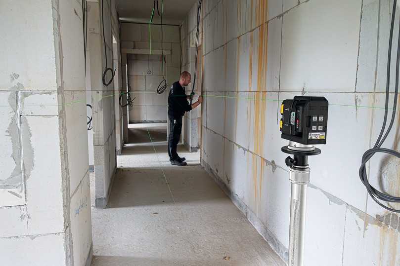 Der neue Kreuzlinien-Lot-Laser ist ein echtes Allroundtalent für den Innenausbau | Foto: Stabila Der neue Kreuzlinien-Lot-Laser ist ein echtes Allroundtalent für den Innenausbau | Foto: Stabila