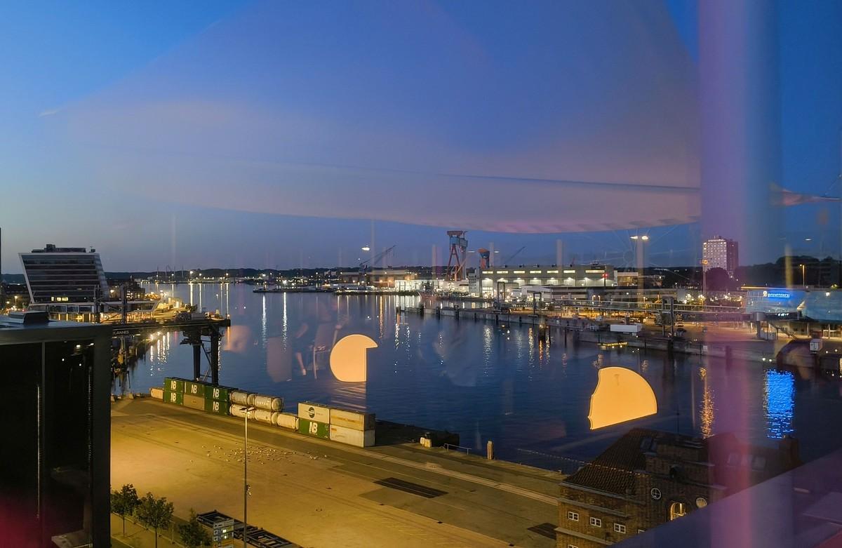 Der Zukunftstag ging stimmungsvoll über den Dächern von Kiel zuende - mit herrlichem Blick über die Förde. | Foto: B_I MEDIEN