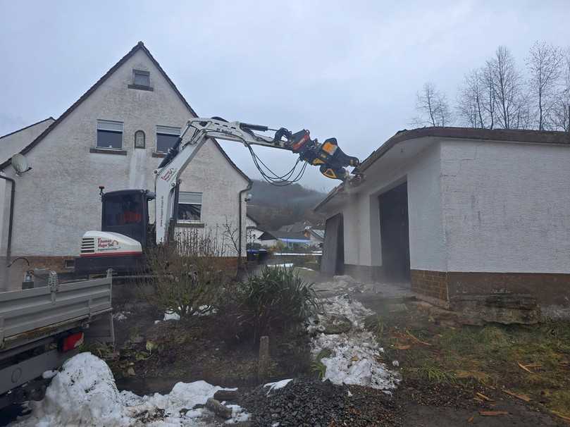 Die MB-P380 Abbruchzange beim selektiven Rückbau einer Doppelgarage – Beton und Armierung werden direkt getrennt. | Foto: MB Crusher Die MB-P380 Abbruchzange beim selektiven Rückbau einer Doppelgarage – Beton und Armierung werden direkt getrennt. | Foto: MB Crusher