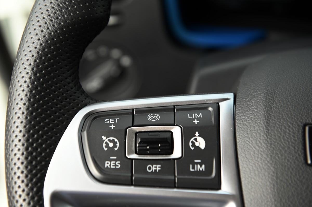 Für die Rekuperation und das One-Pedal-Driving gibt es eine Lenkradtaste. | Foto: FH