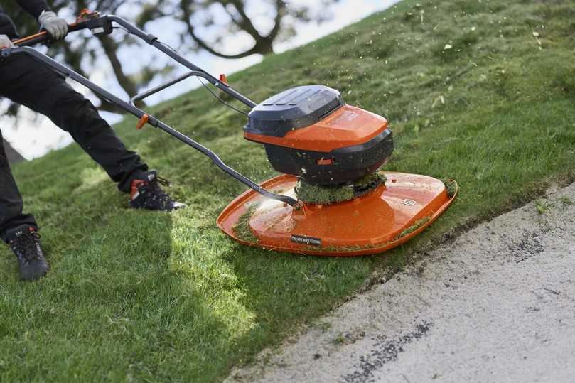 Mit dem GX 560i bietet Husqvarna jetzt einen Akku-Luftkissenmäher (Hovermäher) an, der speziell für die Pflege von Steilhängen, Bunkerkanten und Böschungen entwickelt wurde. | Foto: Husqvarna