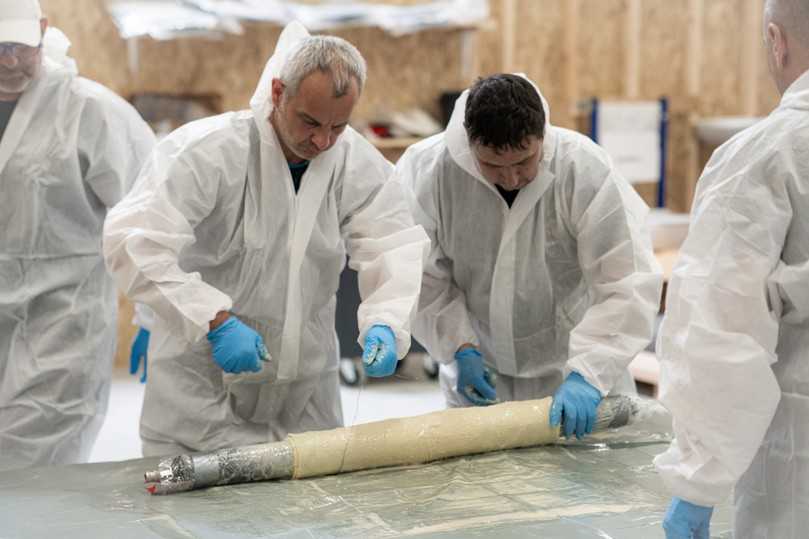 Teamarbeit gefragt: Beim Laminieren von Rohrsegmenten trainieren die Teilnehmer präzises Arbeiten unter Anleitung. | Foto: TechBridge Teamarbeit gefragt: Beim Laminieren von Rohrsegmenten trainieren die Teilnehmer präzises Arbeiten unter Anleitung. | Foto: TechBridge