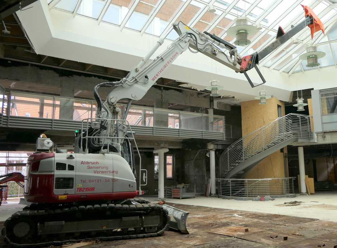 Rückbau mit Bagger und Anbaugeräten von Takeuchi: So steigt die Produktivität