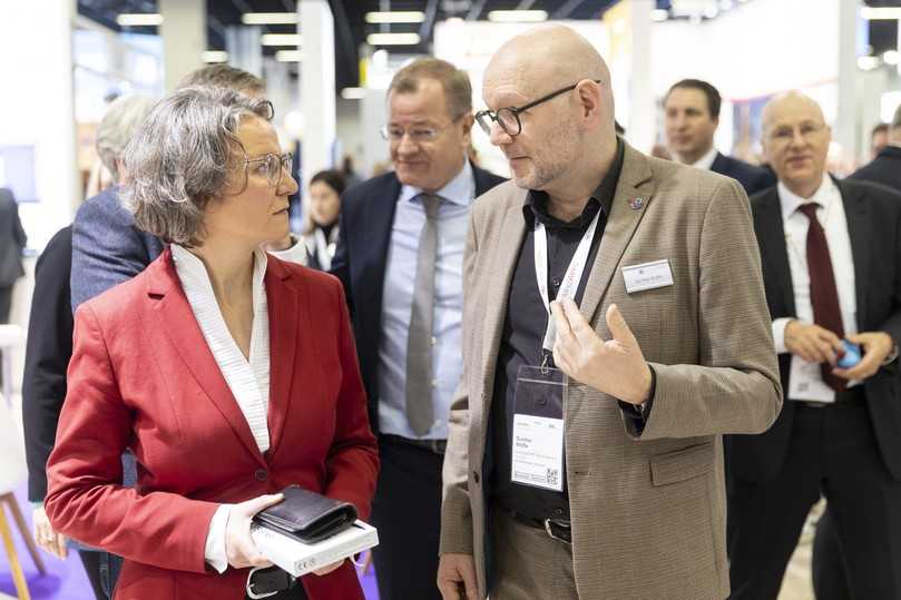 Eröffnung der digitalBau 2024: Ina Scharrenbach, Ministerin für Heimat, Kommunales, Bau und Digitalisierung des Landes Nordrhein-Westfalen, bei ihrem Rundgang im Gespräch mit Günther Wölfle, Geschäftsführer bei buildingSmart. | Foto: Messe München GmbH Eröffnung der digitalBau 2024: Ina Scharrenbach, Ministerin für Heimat, Kommunales, Bau und Digitalisierung des Landes Nordrhein-Westfalen, bei ihrem Rundgang im Gespräch mit Günther Wölfle, Geschäftsführer bei buildingSmart. | Foto: Messe München GmbH