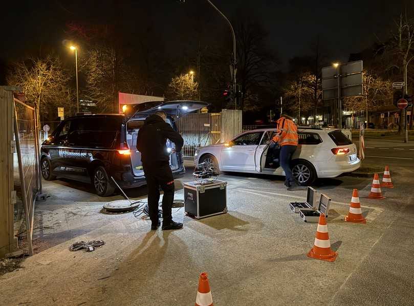 Nachtbaustelle in Düsseldorf mit Lobbe Kanaltechnik kurz vor Abflug | Foto: Cansol Deutschland
