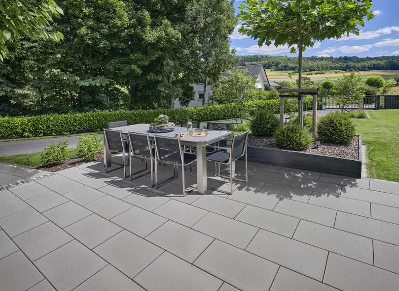 Bringt Glanz auf die Terrasse: Pheos-Platten und Gestaltungspflaster von KANN setzen Statements rund ums Haus. | Foto: KANN