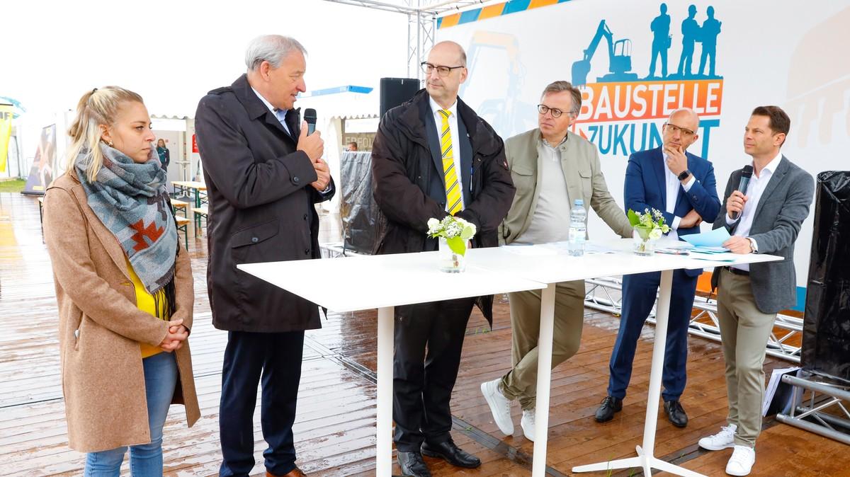 Eröffnung der Recycling Aktiv & Tiefbau Live 2022: Expertenrunde zum Thema „Die Macht der Arbeitgebermarke: Praxisbezogene Impulse für die Fachkräftegewinnung in der Bau- und Recyclingbranche“ | Foto: Messe Karlsruhe Eröffnung der Recycling Aktiv & Tiefbau Live 2022: Expertenrunde zum Thema „Die Macht der Arbeitgebermarke: Praxisbezogene Impulse für die Fachkräftegewinnung in der Bau- und Recyclingbranche“ | Foto: Messe Karlsruhe