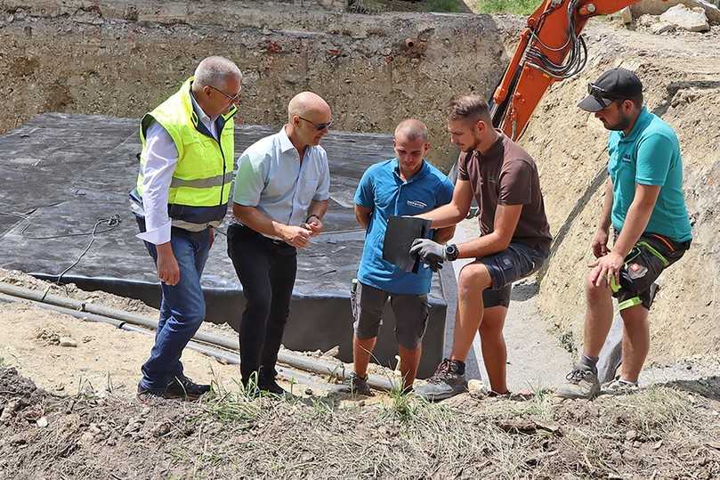 Baustellenbesprechung vor der bereits eingeschweißten D-Raintank-3000-Anlage (v.l.n.r.): Funke-Fachberater Gerald Barth, Planer Thomas Knecht von der Rapp + Schmid Infrastrukturplanung GmbH, die beiden Mitarbeiter der Depotec GmbH sowie Leon Mayer von der Löhle Baggerbetrieb GmbH. | Foto: Funke Kunststoffe GmbH