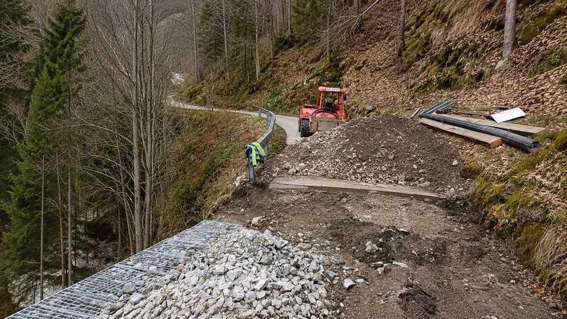 Schwer zugängliche Baustelle: An dieser Engstelle eines Alpwegs in Oberstdorf hatte der Unterbau nachgegeben. | Foto: MB Crusher Schwer zugängliche Baustelle: An dieser Engstelle eines Alpwegs in Oberstdorf hatte der Unterbau nachgegeben. | Foto: MB Crusher