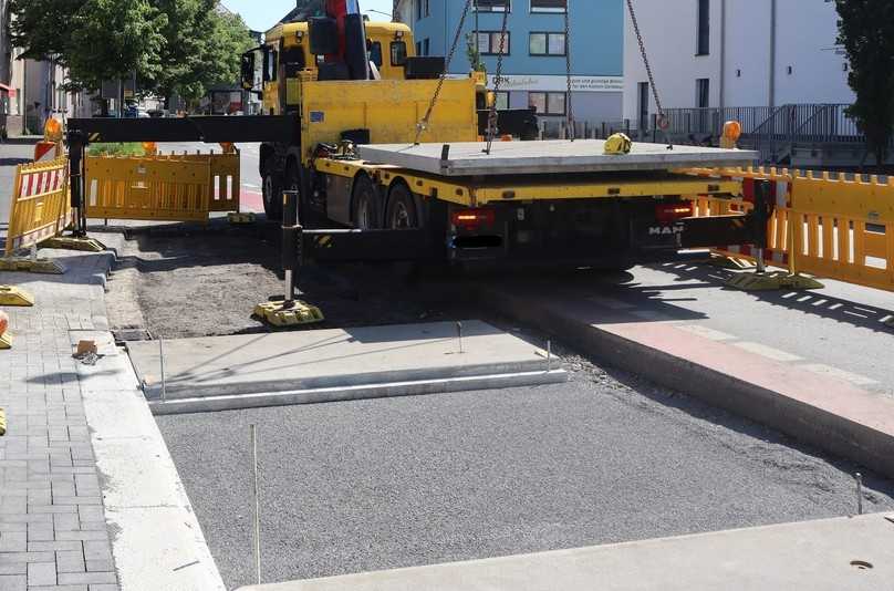 Unter drei Meter breit und keine drei Tonnen schwer: Die Platten des Removable Pavement System erlauben eine schlanke Logistik. | Foto: PT Ingenieur GmbH Unter drei Meter breit und keine drei Tonnen schwer: Die Platten des Removable Pavement System erlauben eine schlanke Logistik. | Foto: PT Ingenieur GmbH